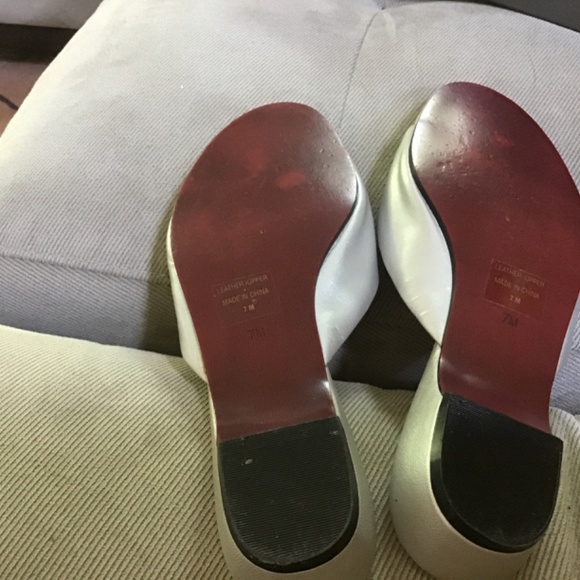 Vis a Vie Silver leather thong slides size 7 M - Picture 3 of 3